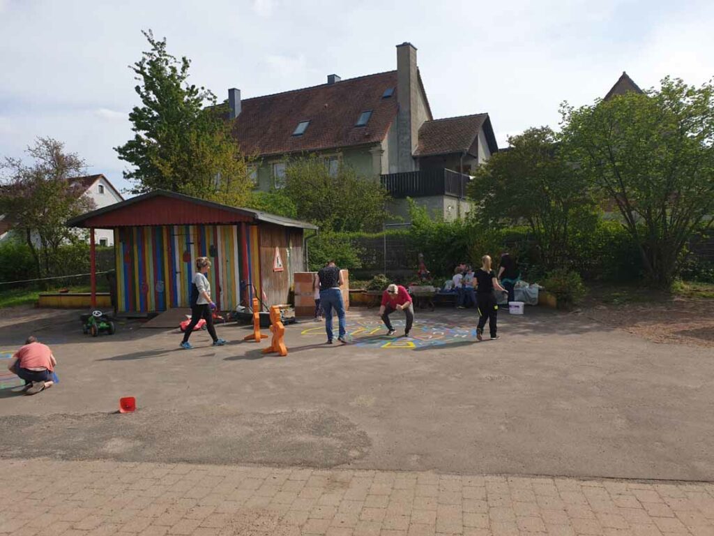 Eltern und Kinder spielen auf den neuen Hüpfkästchen